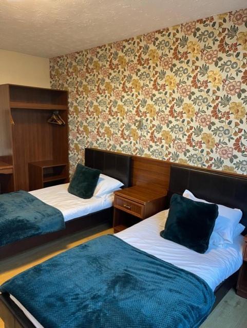 West Park Hotel Chalets Clydebank Bagian luar foto